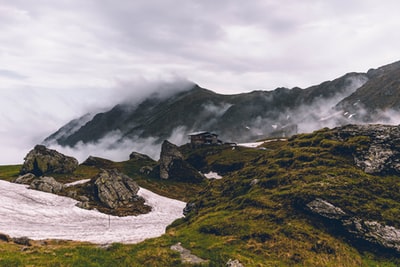 白昼白云下青山